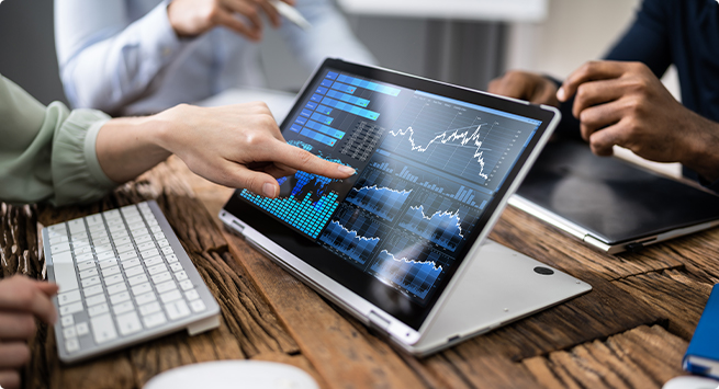 보험계리학 비주얼 이밎 - 태블릿 조작하는 모습